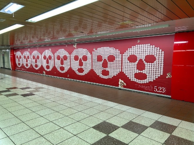 A massive “Heaven’s Door” installation appears in Shinjuku’s underground walkway! Grab the limited-edition sticky notes before they’re gone